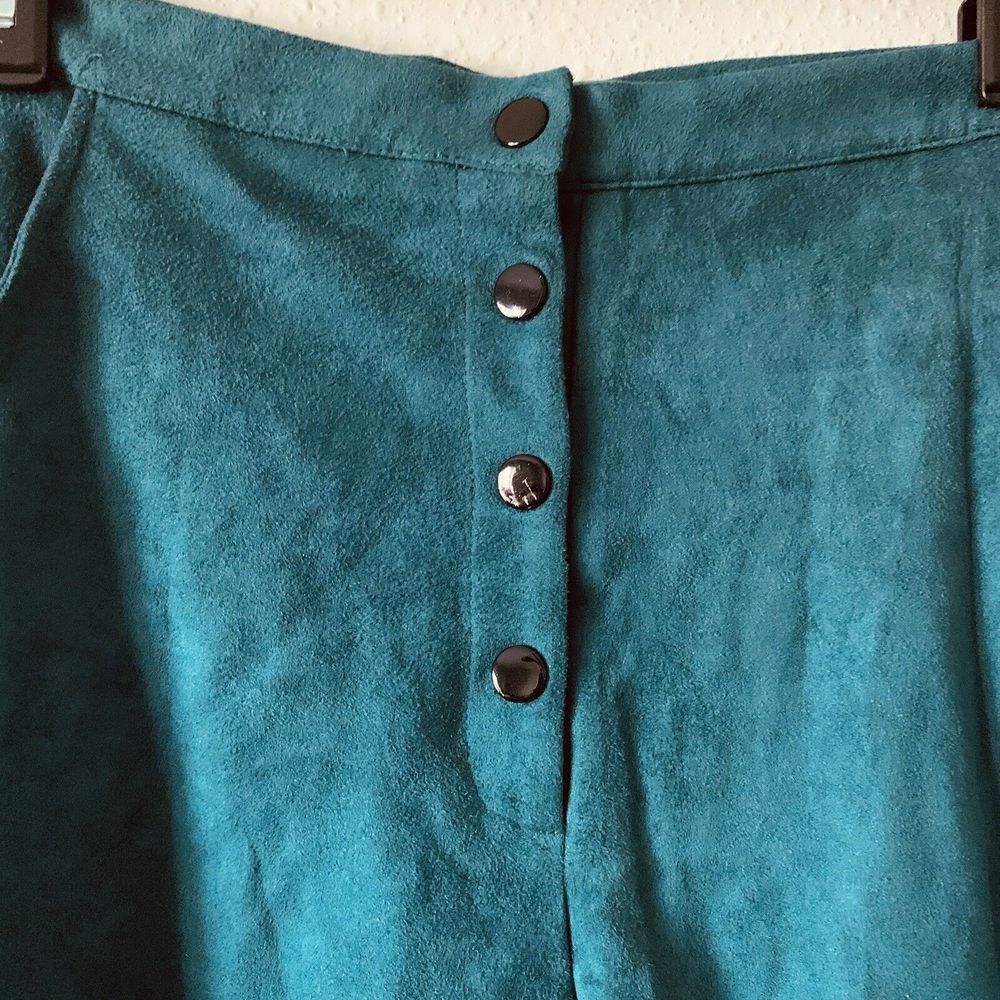 Missguided Festival Emerald High Waist Shorts - Picture 3 of 4
